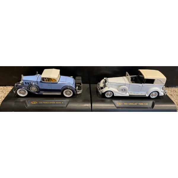 1933 Cadillac Town Car, 1930 Pierce-Arrow Model B 