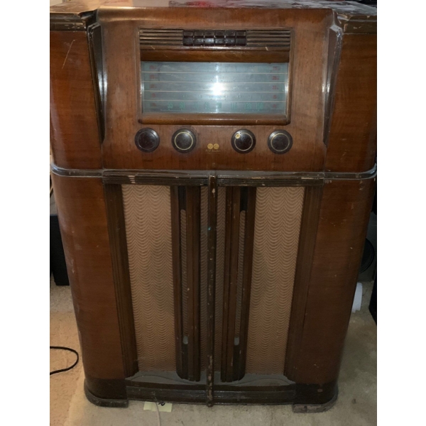 Antique RCA Victor Globe Trotter AM/FM Radio 27x39