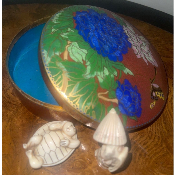 Charming Enamel Chinese Bowl w/Two Asian Bone Miniatures