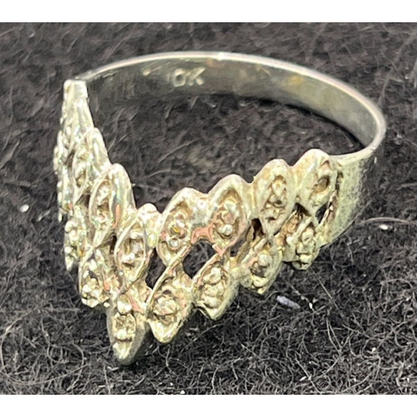 10K Gold Ring with 18 tiny Diamond chips (total weight 2.7g)