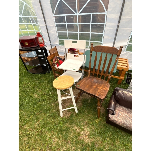 1 Oak Sitting Chair & 2 Plastic Chairs 