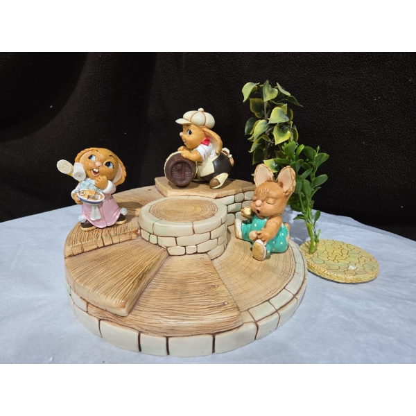 Pen Delfin Collectible Figures & Base 