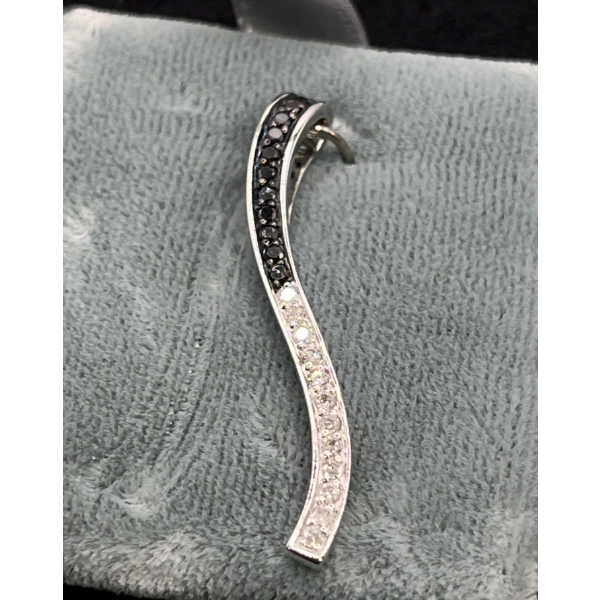 14K Gold with Black & White Diamond Pendant (total weight 2.5g)