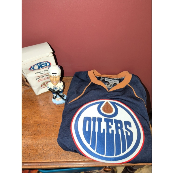 Edmontonb Oiler's Jersey w/ Rare Comrie Bobble Head Figurine 7T