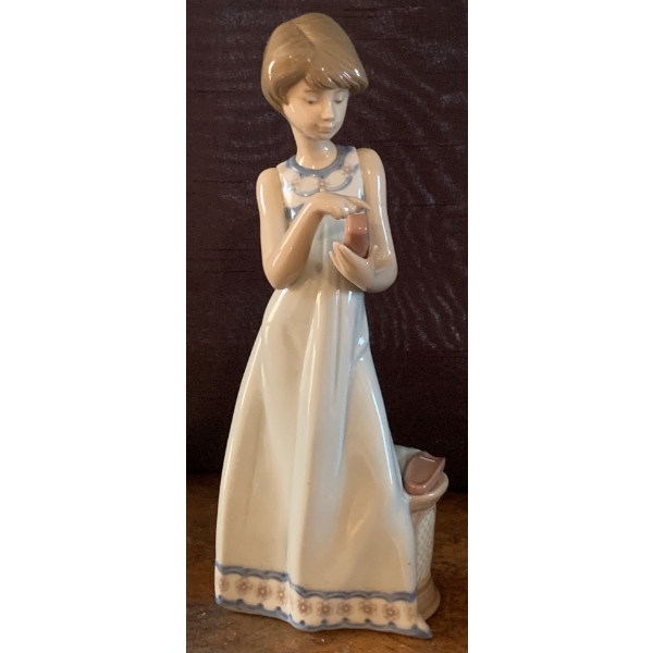 LLADRO Porcelain 'Girl w/ Phone' Figurine - 7.5T 