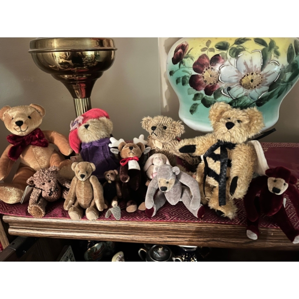  Collection of vintage toy bears made by assortment of manufacturers Boyds bears cottage collectable