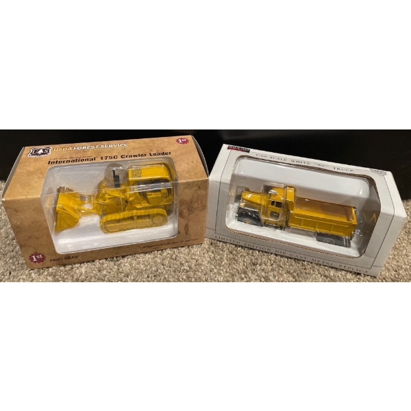 1:50 Scale White 'WC' Truck  & International 175C Crawler Loader 