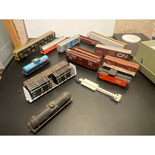 Assorted Alberta Great Northern Train Car Collection 9L