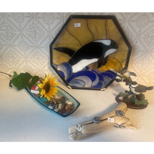 Stained Glass Art 'Killer Whale' 9x9 Bird Figurine w/ Driftwood Decor