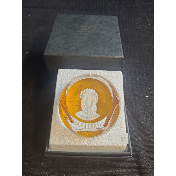 Franklin Mint- Baccarat Cameo in Crystal Paperweight: Queen Elizabeth 
