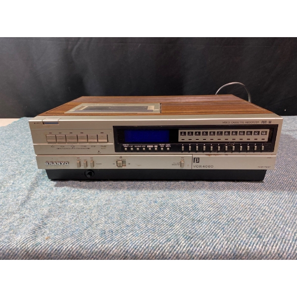 Sanyo VCR: Powers On 