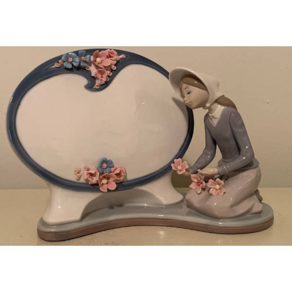 Lladro Porcelain Figurine - Lady Sign Artist 8T 