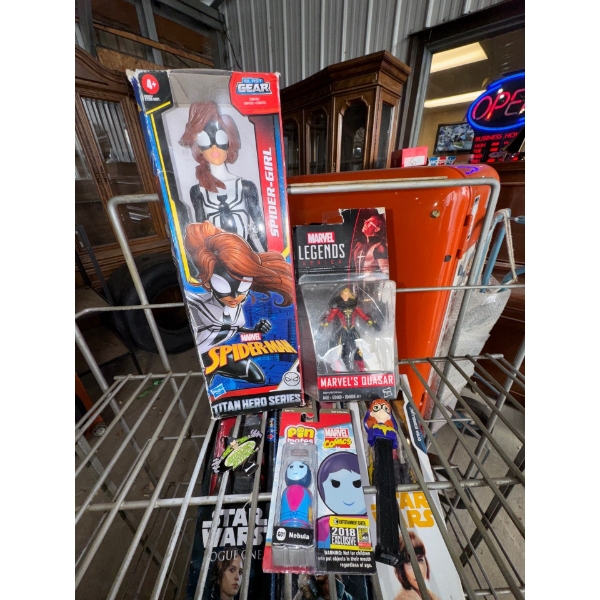 Marvel Collectables-Spider Woman Action Figure, Pez Dispensers, Riddler Keychain