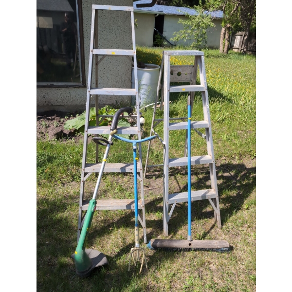 5 Rung & 4 Rung Ladders w/ Weed Eater Trimmer Edger & Yard Tools 