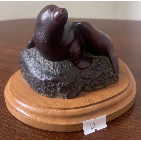 Seals On Rock Statue BOMA 7L 4T