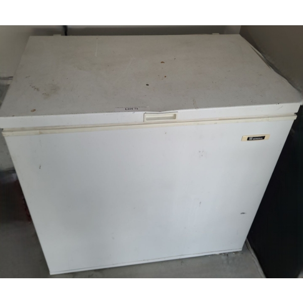 General Model MFC07M1BW1 Compact Freezer 35 w, 34 h, 22 d 