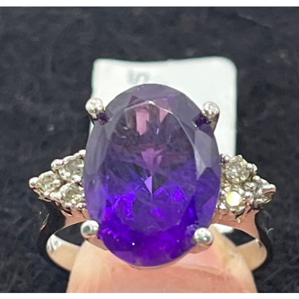 10K White Gold, Amethyst and Diamond Ring (total weight 4.8g)