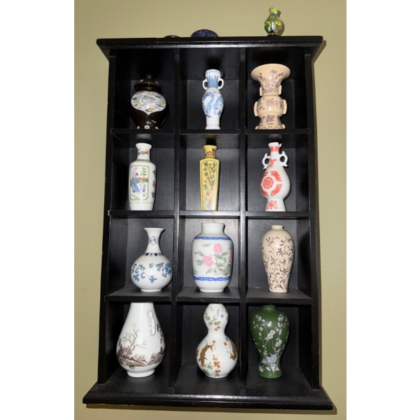 Franklin Mint Treasures of Imperial Dynasties Miniature Vases in Display Case 16T