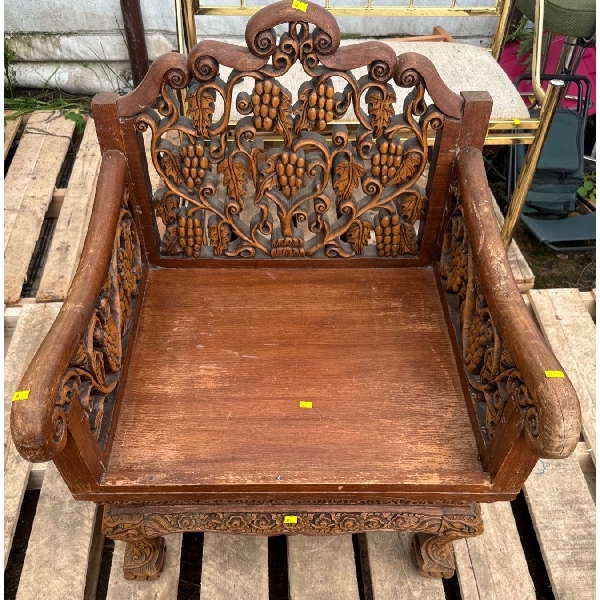 Lovely Wooden Carved Seat - 28W, 25D, 29T