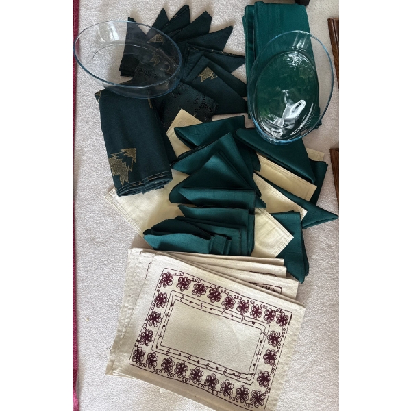 Assorted Table Linens w/ Glass Roasters / Casserole Dishes 