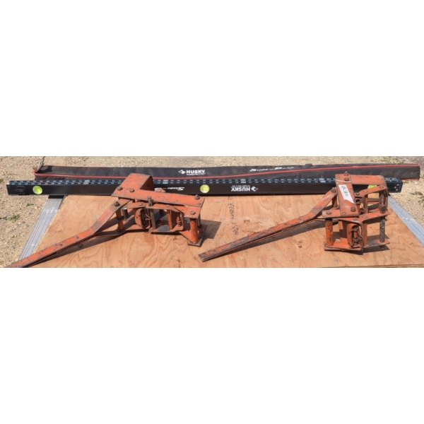 Husky Large Adjusting Slide Bob Wall Level &  Pair of Wall Jacks