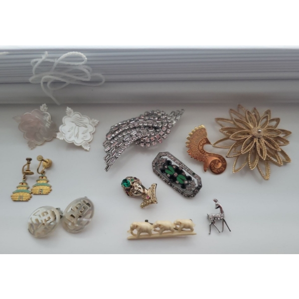 Beautiful Vintage Broach & Earring Assortment