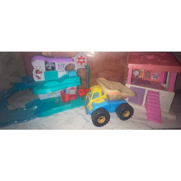 Multi Piece Children's Playset - School Bus & More 9T