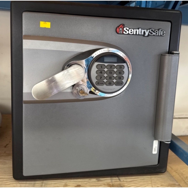 Sentry Fireproof Safe in Great Condition, bring Help, Model AU-975110, 16W, 18D 