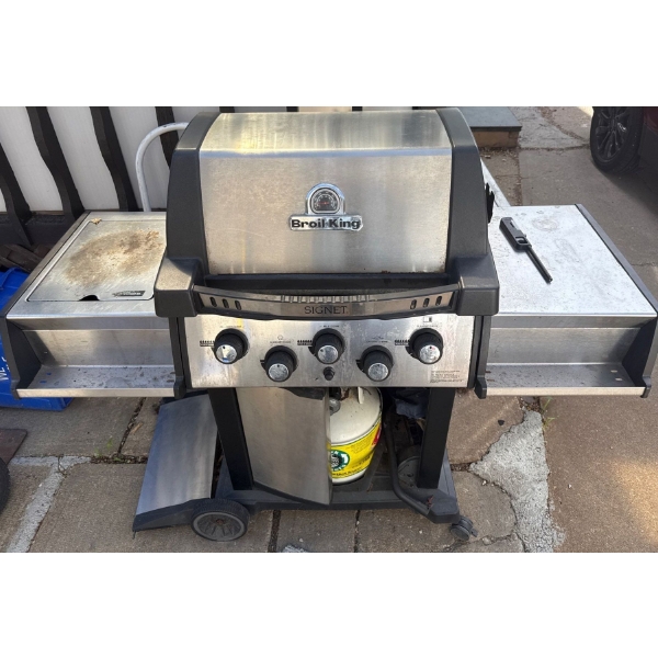 Broil King Signet Barbque w/ Cover & Tank 