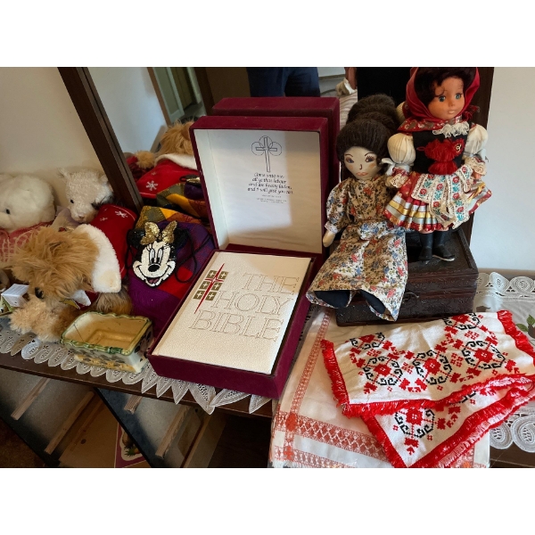  collection of teddy bears, Mickey Mouse purse, vintage dolls, a small jewellery box and a large whi