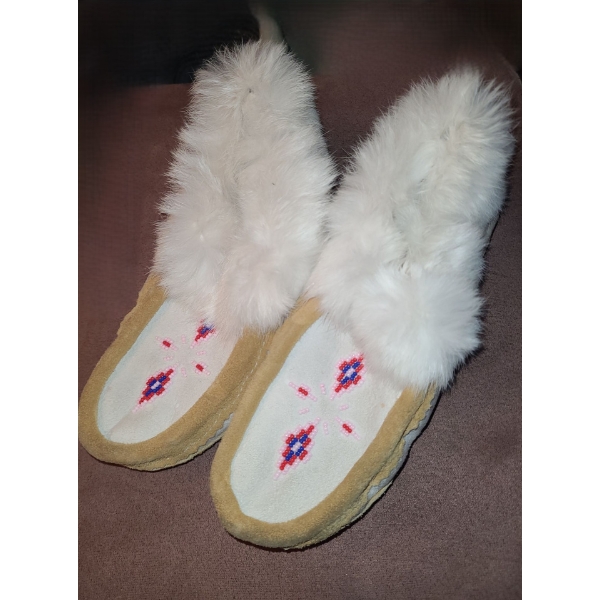 Moccasins w Beading and Fur Trim, Size 6 (No Size Tag)