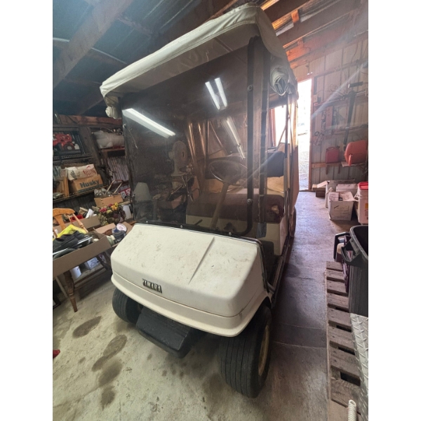 Yamaha gas powered golf cart with Rain Cover tosave you from the elements in nice working condition 