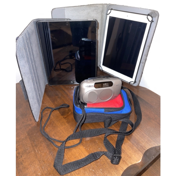 Ipad A1474 Tablet & Case w/ Ipad Tablet 32 GB A1395 Case Minolta Camera