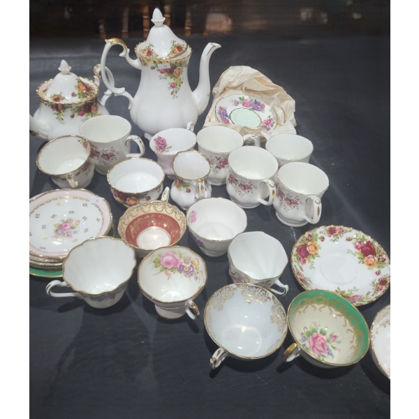 Old Country Roses: Teapot, Coffeepot 10 T and Other Assorted China 