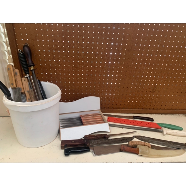 Collection of various knives, some vintage some new in box 