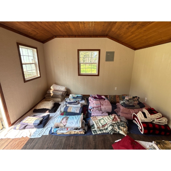 Lot Of Cozy Blankets For Those Cold Nights By The Camp Fire . 15-20 