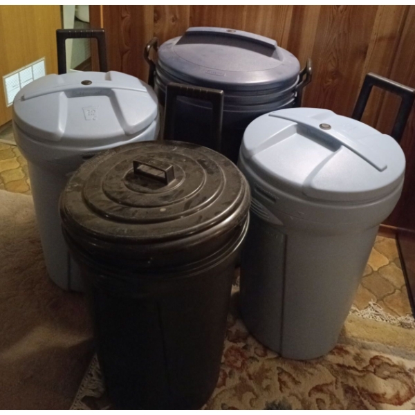 Four Large Garbage Cans  Rubbermaid Containers w/lids  x4