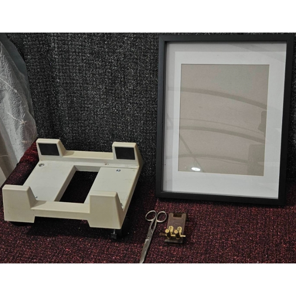 Cinemat Snshine White-Frame Projection Screen with Accessories