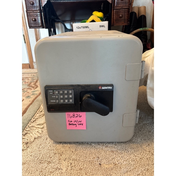 Century fire safe and nice condition with code in great condition 17x17x14 