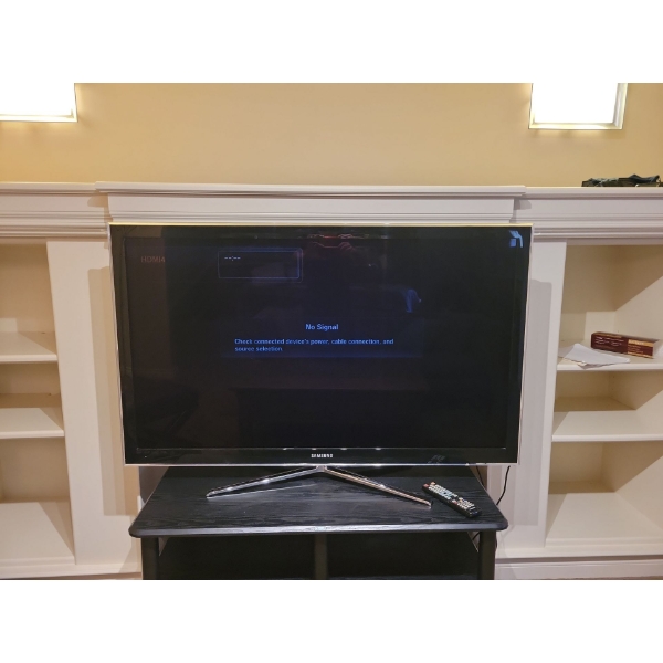 50" SAMSUNG Television SQ01 Mo.LN55C750R2FXZA w/ Remote & Entertainment Stand