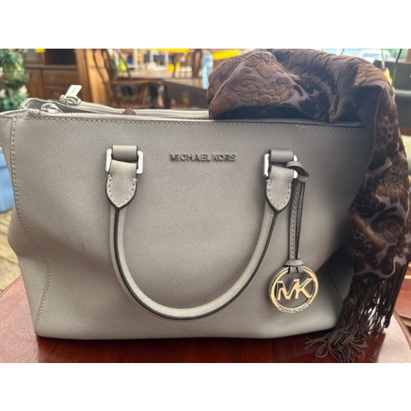 Large Grey Michael Kors Hands Bag  (Barley Used!!)