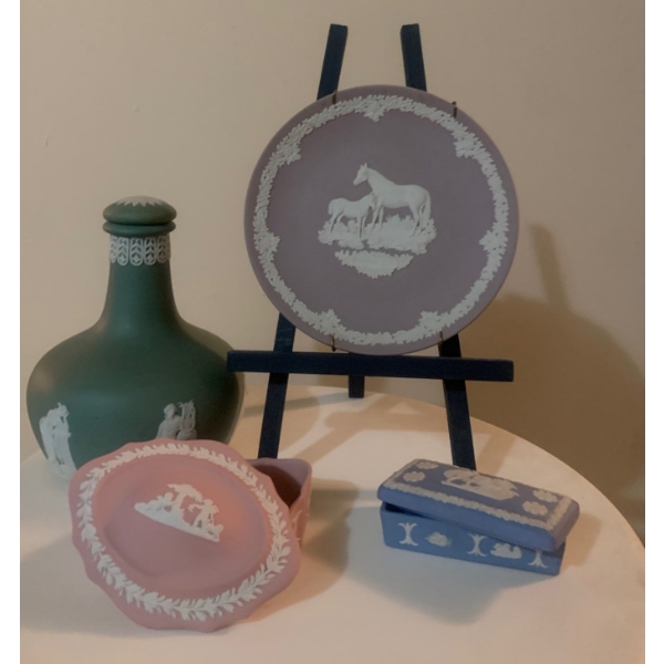 Wedgewood Collection w/ Round End Table