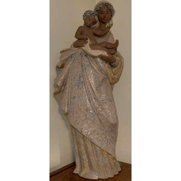 LLADRO Mother w/ Child Sculpture (Child Missing one Finger) - 9W, 8D, 29T