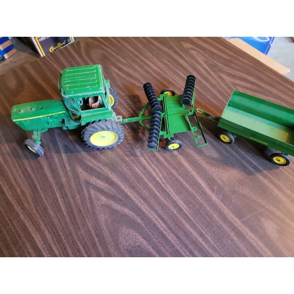 ERTL John Deere Tractor w/ Flare Box Wagon & More 21L