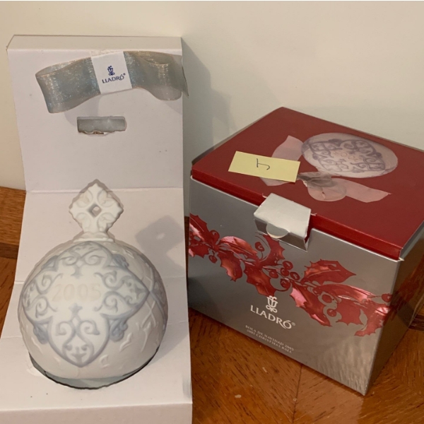 LLadro Porcelain Members Only 2005 Christmas Ornament 5T