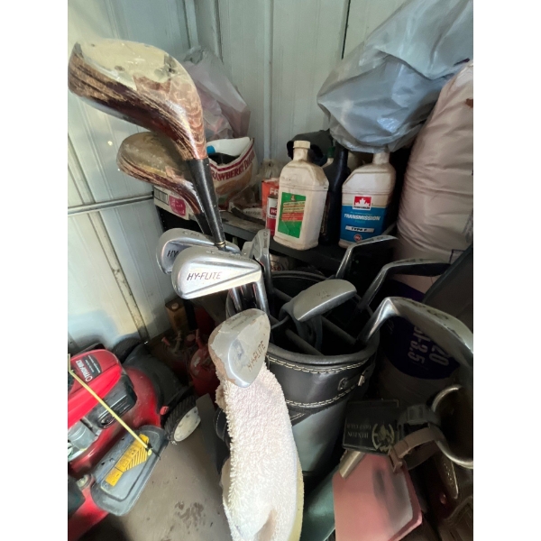 set a vintage golf clubs with original Spalding putter and bag