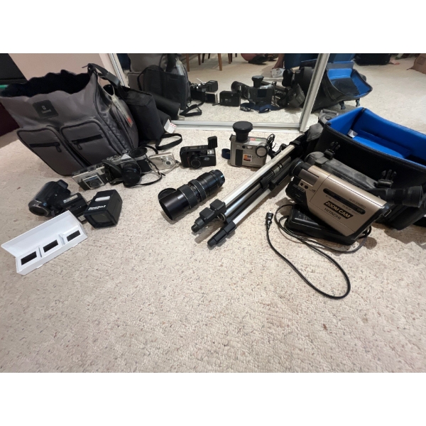  bar collection of cameras, including digital cameras, digital Polaroid camera lenses can stand vint