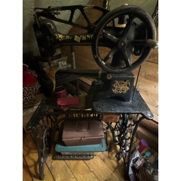 Singer antique leather stitching, sewing machine, complete with all attachments working in amazing c