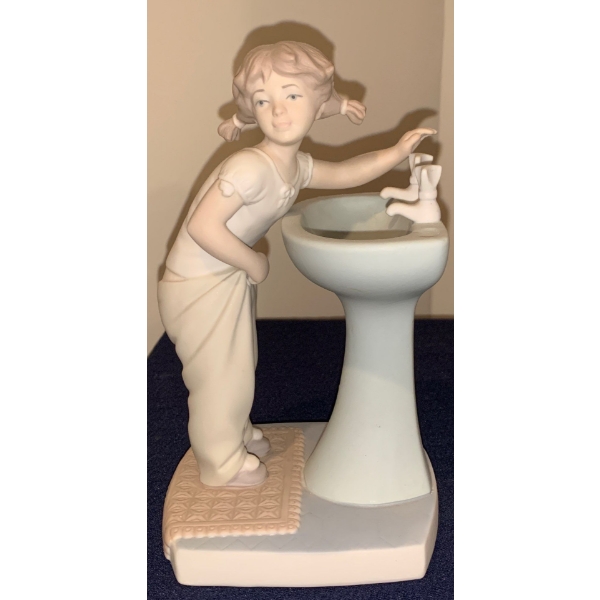  LLADRO Porcelain Clean Up Time Girl Figurine - 4W, 4D, 8T