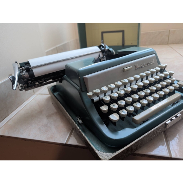 Underwood Model Typewriter With Original Carrying Case
